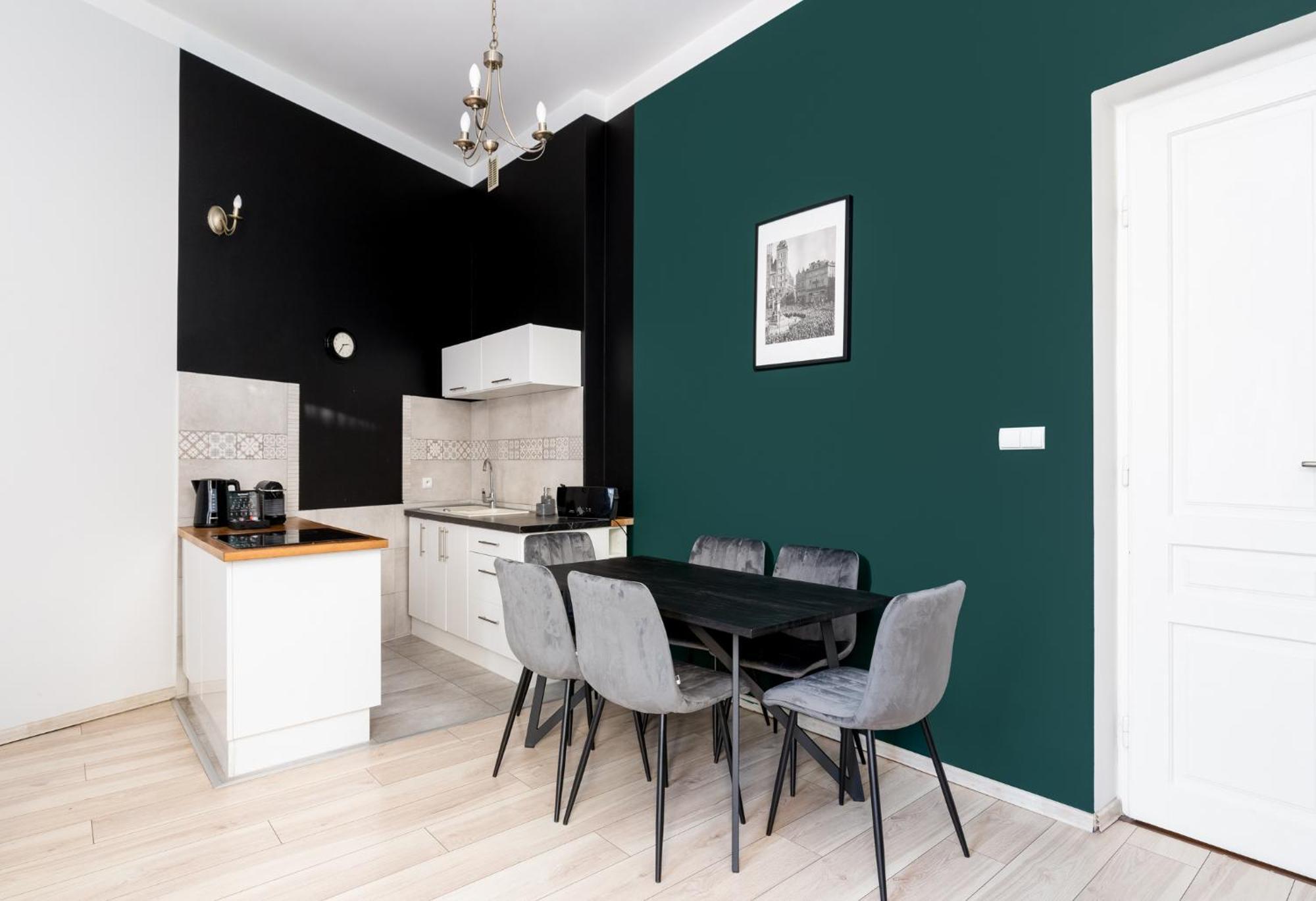 Deluxe Two-Room Apartment Balcony
