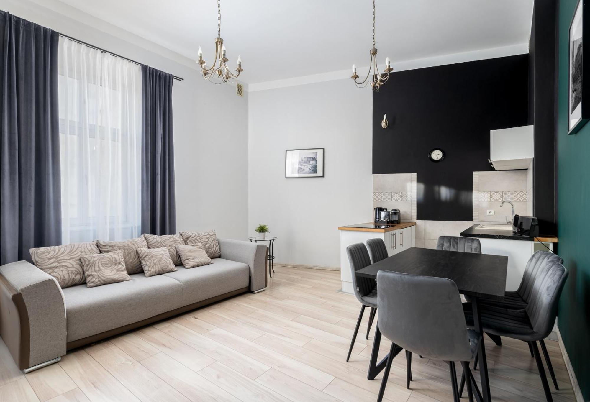 Deluxe Two-Room Apartment Balcony