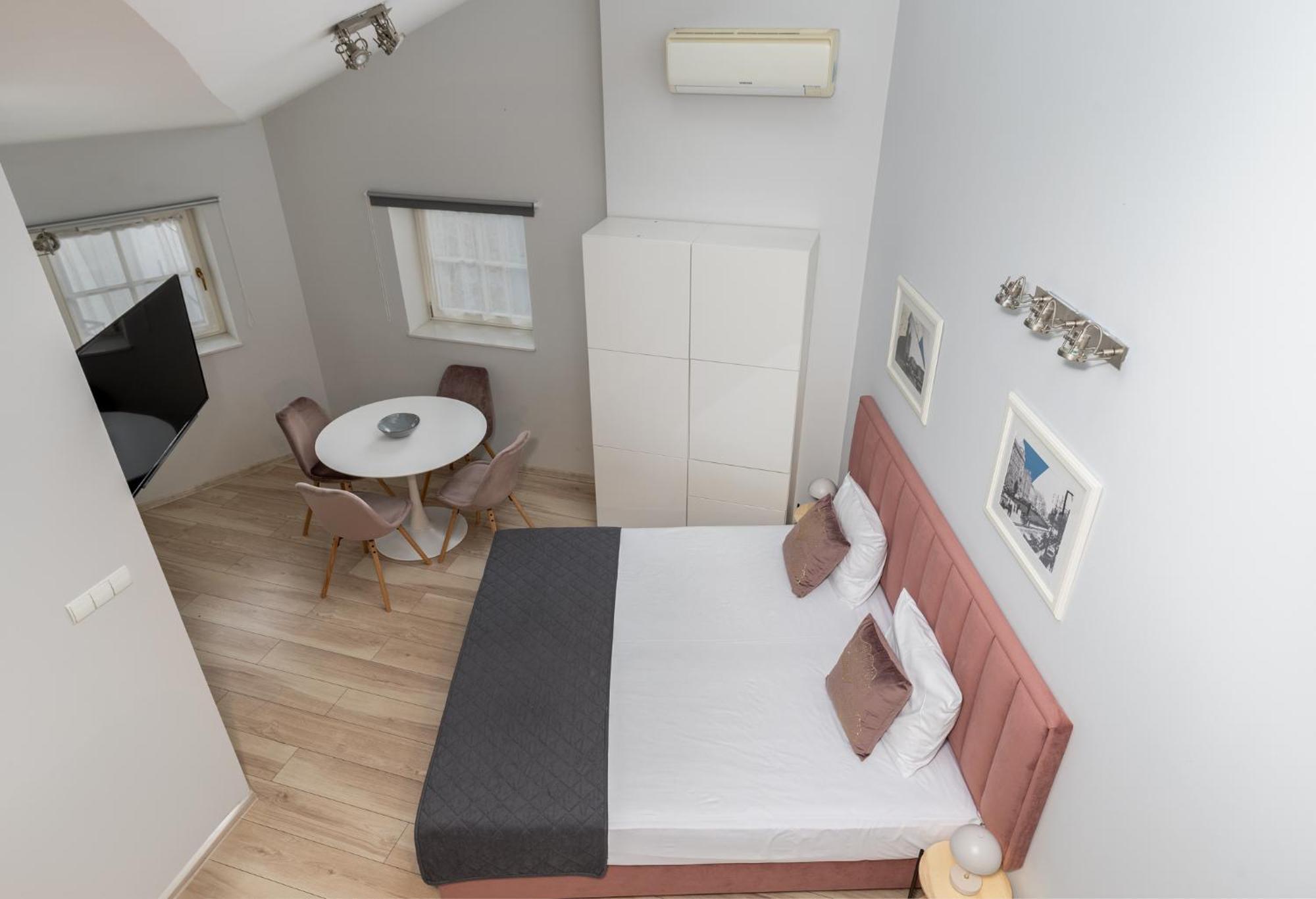 Deluxe One-Bedroom Apartment Air-Conditioning